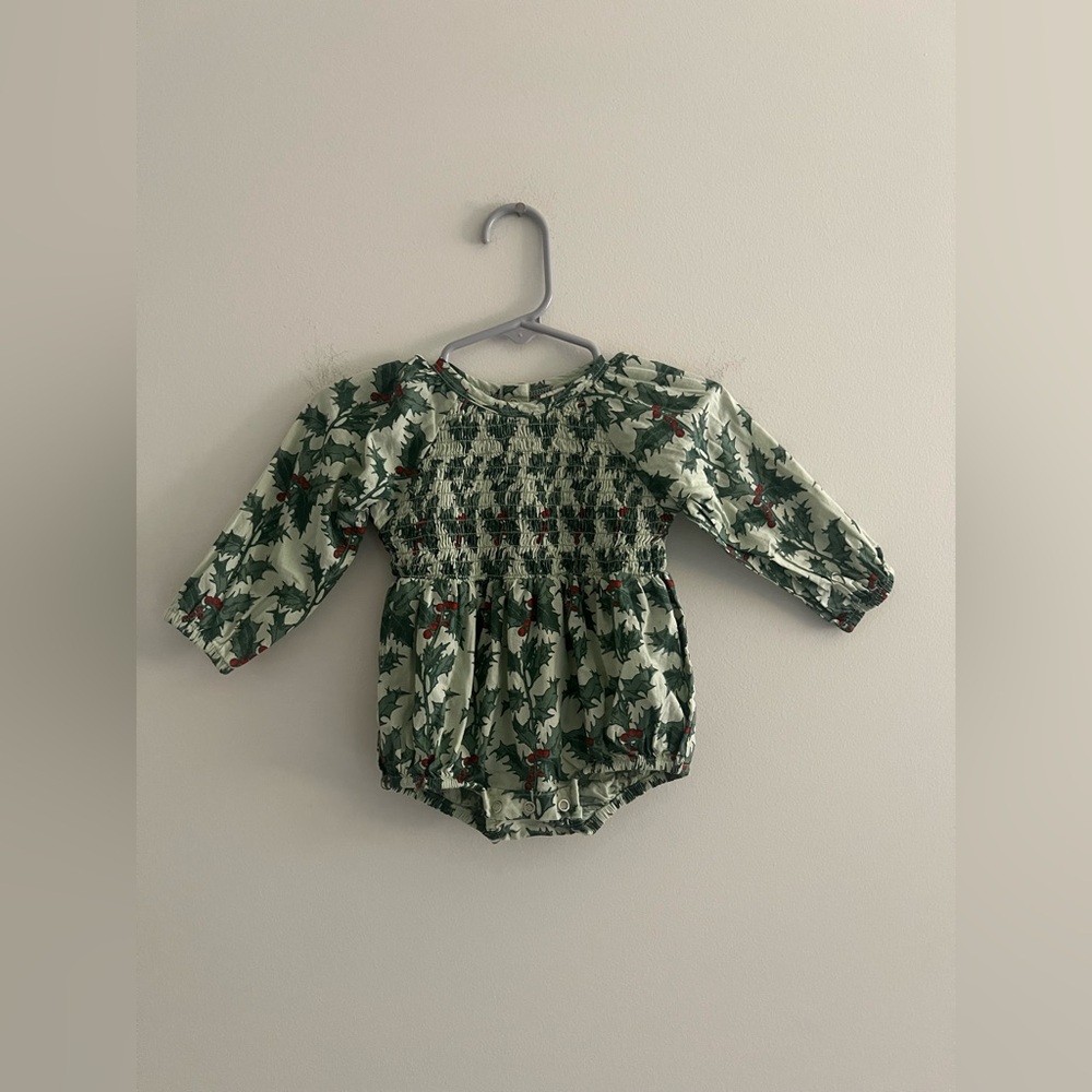 Kate Quinn Organic Cotton Holly Print Smocked Romper & Bonnet Set 3–6M - Picture 2 of 5